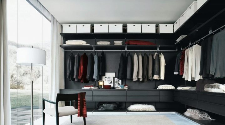 Arrangement of an open wardrobe