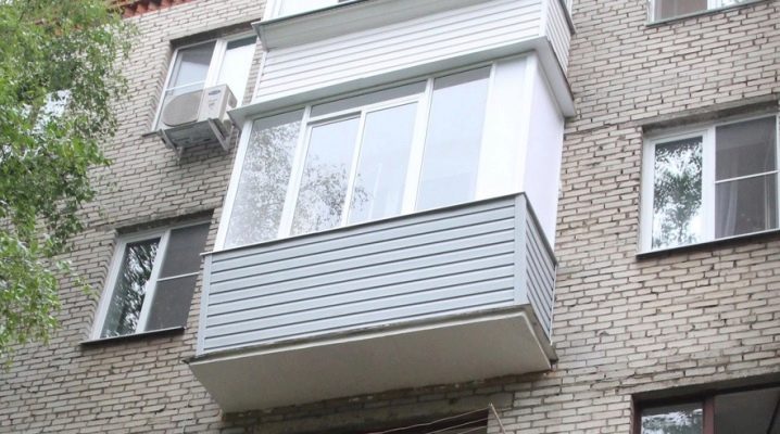 Vetratura del balcone a Krusciov