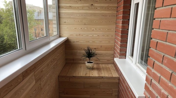 Arredare il balcone e la loggia con il legno