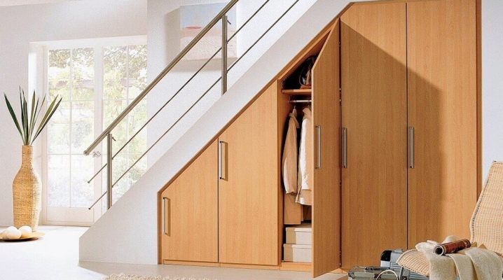 Placement du dressing sous l'escalier