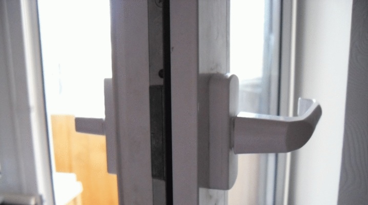 Regolazione della porta del balcone in plastica