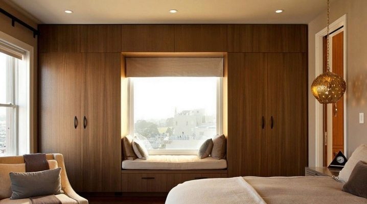 Reka bentuk dan susunan bilik tidur dengan dua tingkap