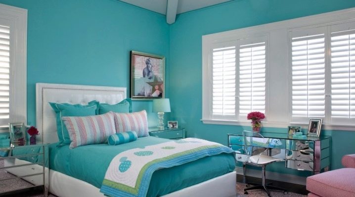 Turkuaz renklerde yatak odası dekorasyonu