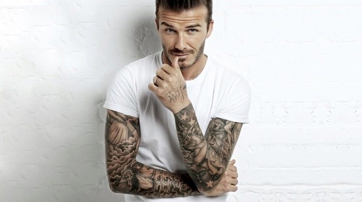 Sort og hvid tatovering til mænd i form af et ærme