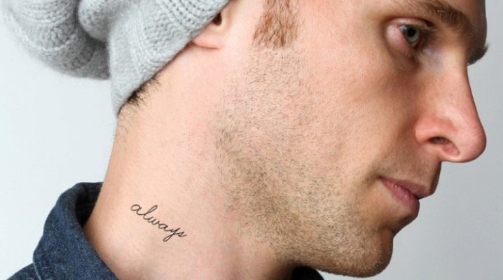 Visão geral da tatuagem masculina no pescoço na forma de inscrições