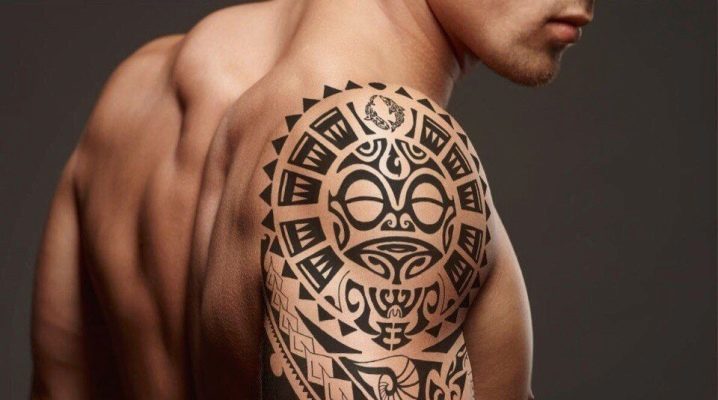 Beschrijving van mannelijke tatoeages in de stijl van Polynesië