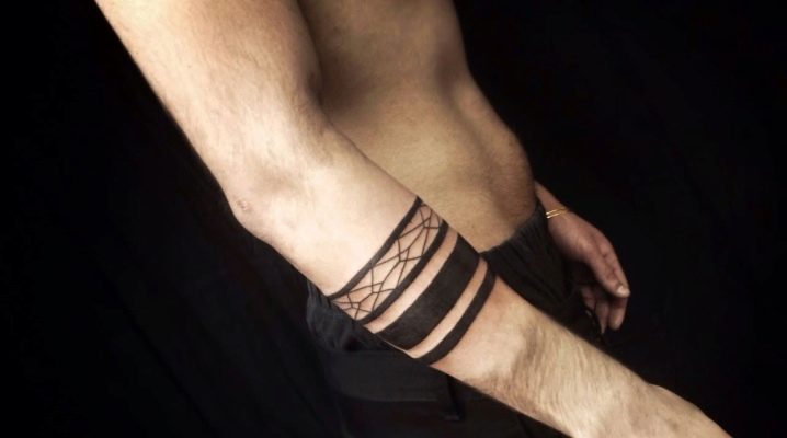 A férfi tetoválás leírása karkötő formájában és elhelyezkedése