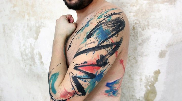 Pelbagai tatu lelaki dengan gaya abstraksi