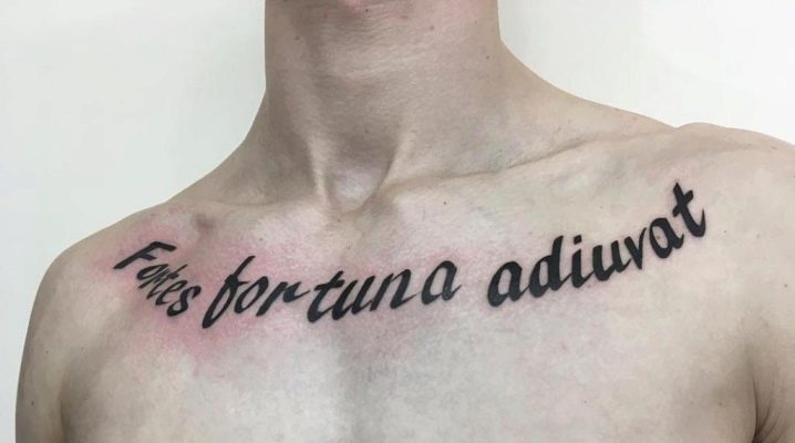 Erilaisia ​​miesten tatuointeja kirjoitusten muodossa rintalastassa