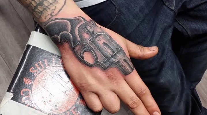 Všetko o mužských tetovaniach na dlaniach a na chrbte
