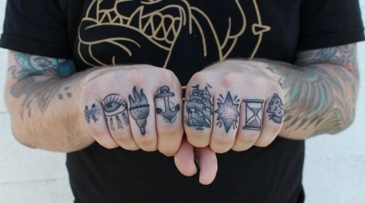 Όλα για τα τατουάζ των ανδρών στα δάχτυλα