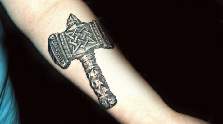 Merkmale des Tattoos in Form eines Hammers von Thor