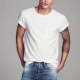 T-shirt til mænd med jeans: kan du stikke i, og hvordan skal du have dem på?