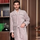 Mga bathrobes ng kalalakihan: mga modelo, tela, tip para sa pagpili