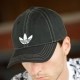 หมวกแก๊ปผู้ชาย Adidas: ข้อดีข้อเสียและคุณสมบัติของรุ่น