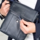 Beg tablet lelaki: bagaimana memilih dan apa yang harus dipakai?