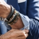 Em que mão os homens usam a pulseira e como ela é regulamentada?