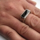 Nhẫn ngón giữa của một người đàn ông: nó có ý nghĩa gì và ai đeo nó?