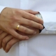 Ant kurios rankos vyrai nešioja vestuvinį žiedą?