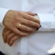 ผู้ชายสวมแหวนแต่งงานที่นิ้วไหน?