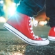 Κόκκινα ανδρικά πάνινα παπούτσια: πώς να επιλέξετε και τι να φορέσετε;
