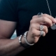 Férfi ezüst gyűrűk: típusok, választási és viselési szabályok