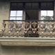 Balkoni besi tempa - hiasan rumah yang indah