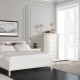 Thiết kế phòng ngủ với đồ nội thất màu trắng