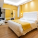 Жълт дизайн на спалня