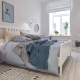 Tempat tidur gaya Scandinavia di bahagian dalam bilik tidur