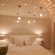 La posizione delle lampade sul soffitto della camera da letto