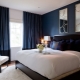 Papel de parede azul no design de quartos