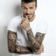 Sort og hvid tatovering til mænd i form af et ærme