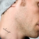 Vyrų tatuiruotės ant kaklo apžvalga užrašų pavidalu