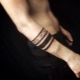 Beskrivelse af mænds tatoveringer i form af et armbånd og deres placering