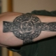 Pánské tetování v podobě kříže na paži