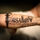 Prehľad mužských tetovaní na ruke vo forme nápisov