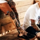 Verscheidenheid aan knie-tatoeages voor mannen