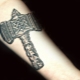 A tetoválás jellemzői Thor kalapácsa formájában